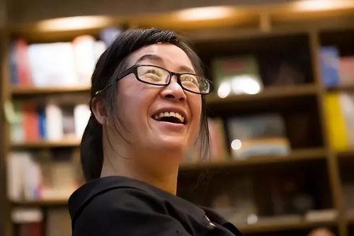 余秀华吃瓜,揭秘诗人背后的生活趣事