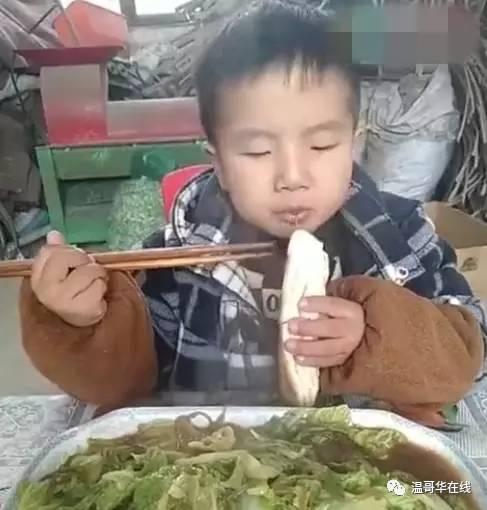 喊姐妹吃瓜场面,瓜香四溢，欢乐无限