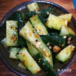 重庆吃瓜少女图片真实,街头一幕，尽显山城风情