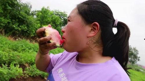 胖胖的女孩吃瓜,胖胖女孩的甜蜜食光