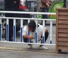 女子翻栅栏吃瓜,女子演绎夏日风情