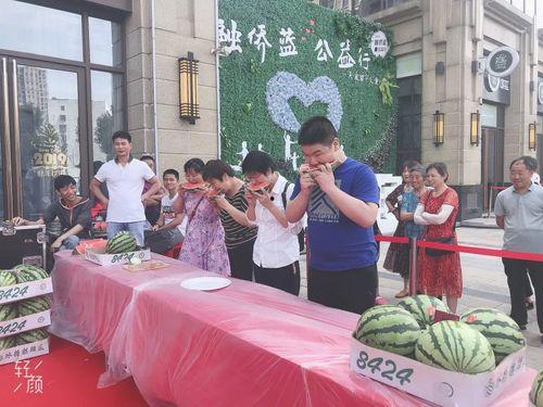 郑州中牟吃瓜群众,见证郑州街头的热闹与生活百态